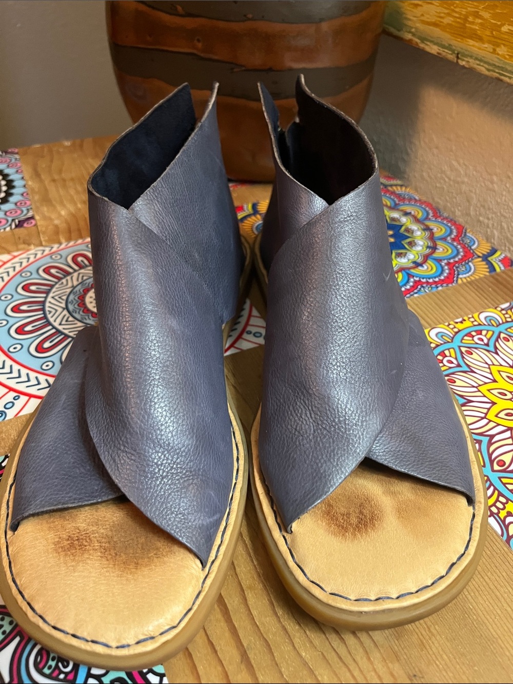 Born Women's Iwa Flat Leather Sandal Navy Marine Sz 8 - Picture 9 of 10